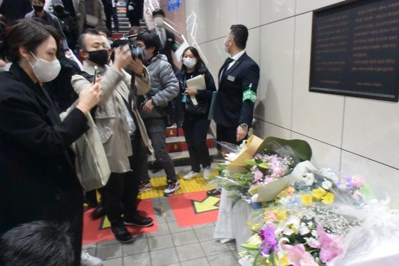 26일 도쿄 신주쿠구 신오쿠보역에 설치된 고 이수현씨를 기리는 동판 앞에 꽃다발이 놓여져 있다. 윤설영 특파원.