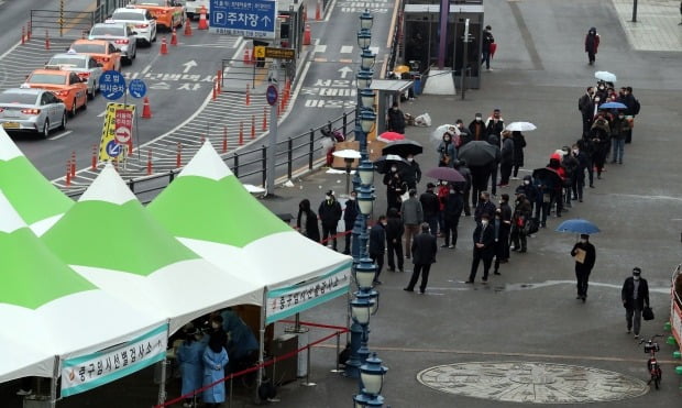 26일 오전 서울역광장에 설치된 임시선별진료소에서 시민들이 검사시작을 기다리며 줄을 서 있다. /사진=연합뉴스