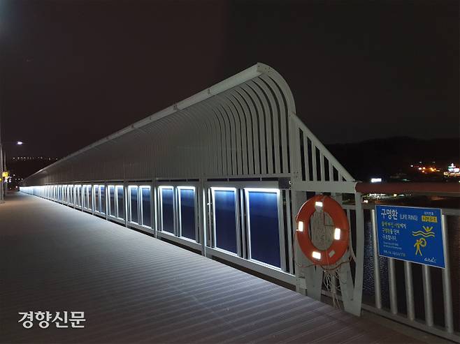 경인아라뱃길 시천교에 설치된 자살예방 안전난간.|인천시 제공