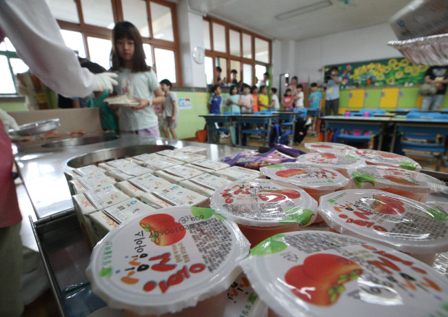 서울의 한 초등학교에서 아이들이 급식을 받고 있다. |경향신문 자료사진