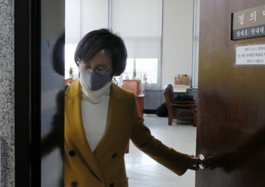 Depressed: Justice Party floor leader Kang Eun-mi leaves the room after a private meeting of the party’s leaders at the National Assembly on January 25. This day, the party’s leader Kim Jong-cheol was removed from his position due to his sexual assault of lawmaker Jang Hye-young. National Assembly press photographers