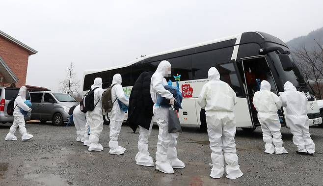 IEM School students confirmed with COVID-19 board a bus in Hongcheon, Gangwon Province, to a nearby treatment center on Tuesday. (Yonhap)