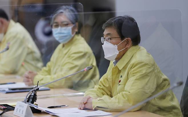 Health Minister Kwon Deok-cheol speaks during a meeting with representatives of medical professions on Tuesday morning. (Yonhap)