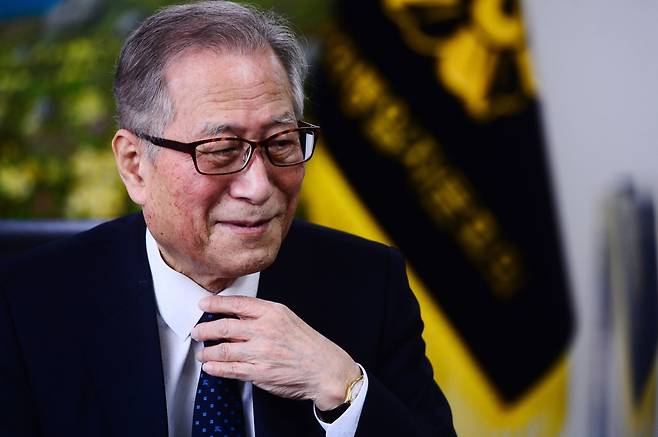 Former Unification Minister Jeong Se-hyun speaks in a recent interview with The Herald Business, a Korean-language sister paper of The Korea Herald. (Park Hae-mook/The Herald Business)