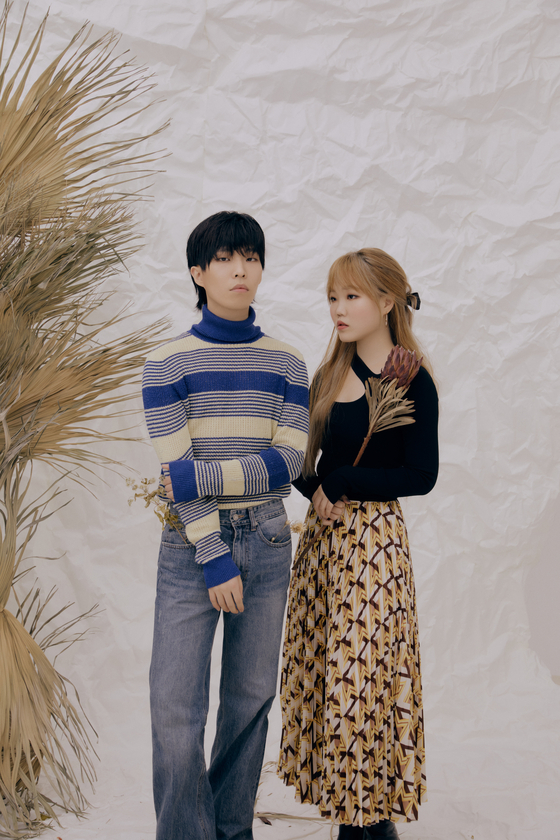 Sibling duo AKMU, comprised of brother Lee Chan-hyuk, left, and Lee So-hyun. [YG ENTERTAINMENT]