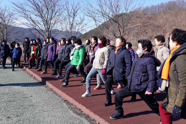 경북 청송군보건의료원은 최근 ‘언택트 슬기로운 걷기 운동 사업’의 네이밍을 ‘걸음아 날 살려라’로 정하고 회원을 모집하고 있다.  청송군 제공