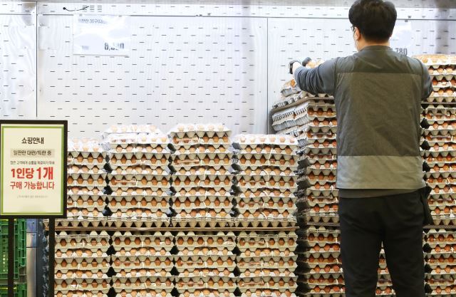 고병원성 조류인플루엔자(AI) 영향으로 계란값이 오르고 있는 26일 경기도 안산시의 한 마트에 계란 구매 수량 제한 안내문이 붙어 있다. 연합뉴스
