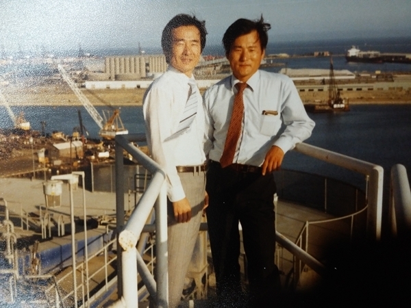 1988년 미국 Long Beach항에 입항한 쌍용 시멘트 수출선에 올라 하역작업 주관 [출처=정세균 총리측 제공]