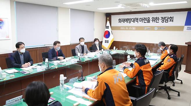 광명시가 비닐하우스 등 화재 취약지역 화재를 예방하고자 광명소방서 소회의실에서 광명소방서와 ‘화재예방대책 간담회’를 열었다고 26일 밝혔다. / 사진제공=광명시