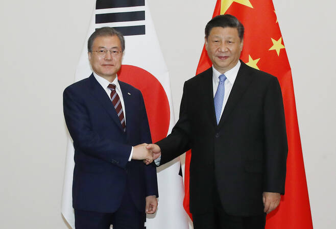문재인 대통령이 지난 2019년 6월 27일 오후 오사카 웨스틴호텔에서 시진핑 중국 국가주석과 회담하기에 앞서 악수하고 있다. [연합]