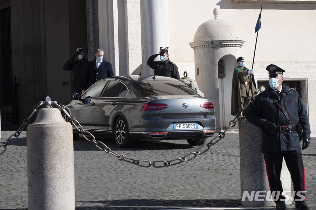 [로마=AP/뉴시스]주세페 콘테 이탈리아 총리가 탄 승용차가 26일 로마의 퀴리날레 대통령궁에 도착하고 있다. 콘테 총리는 이날 세르지오 마타렐라 대통령에게 사표를 제출했다. 2021.1.26