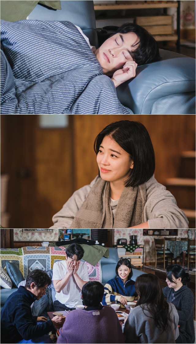 The TVN tree Drama True Beauty (playplayed by Lee Si-eun/directed by Kim Sang-hyup) is a romantic comedy that restores self-esteem, in which Ju-kyung (Moon Ga-young), who became a goddess through makeup, and Suho (Cha Eun-woo), who kept her scars, meet and grow up sharing each others secrets.In the last 12 episodes, Hee Kyung (Im Se-mi) and Jun Woo (Right of) were eager to become a family to viewers with Tikitaka who became so intense after being caught in a relationship with Ju Kyung and Suho.The romance of the charismatic woman Hee Kyung and the delicate Nam Jun Woo is attracting attention.From the first entrance, the appearance of Jun-woo, who is sleeping comfortably like my house in a short-sleeved running shirt, catches my eye. It makes me feel that the two balls of the red-handed runner are in a state of intoxication.In the meantime, Hee Kyung looks at the eyes of the heart, and the smile is not hidden.Junwoo and Hee Kyung Familys meal time is caught and attracts attention.Junwoo is rolling his eyes with his hands covering his face. The family of Hee Kyung is already attracted to the natural atmosphere of the family as if he was already a family with Junwoo.So why Junwoo went to sleep in the house of Hee Kyung, and the question of the romance of the two people is heightened.On the other hand, TVN True Beauty episode 13, based on the popular webtoon of the same name, will be broadcast at 10:30 pm on the 27th.