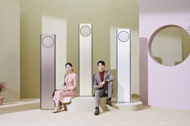 LG전자가 26일 2021년형 에어컨 신제품 'LG 휘센 타워'를 출시한다. 온라인 공개 행사 진행을 맡은 배우 강한나(왼쪽)와 김재원이 LG 휘센 타워를 소개하고 있다. /사진 제공=LG전자