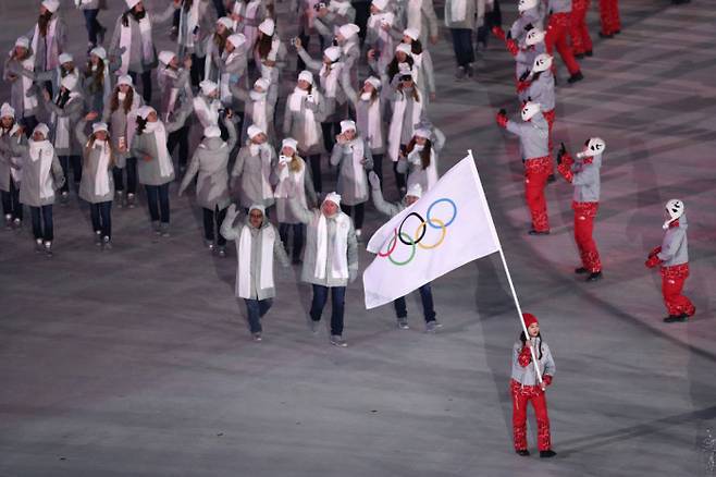2018년 2월 열린 평창올림픽 개회식에서 ‘러시아에서 온 선수들’이 자국 국기 대신 올림픽기를 앞세우고 입장하고 있다. /게티이미지코리아