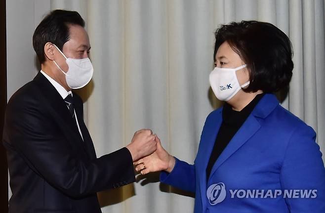 인사나누는 박영선 우상호 (서울=연합뉴스) 진성철 기자 = 서울시장 보궐선거에 출마한 더불어민주당 소속 박영선 전 중소벤처기업부 장관(오른쪽)과 우상호 의원이 26일 서울 여의도 글래드호텔에서 열린 '경기도 기본주택 토론회'에서 인사를 나누고 있다. 2021.1.26 zjin@yna.co.kr