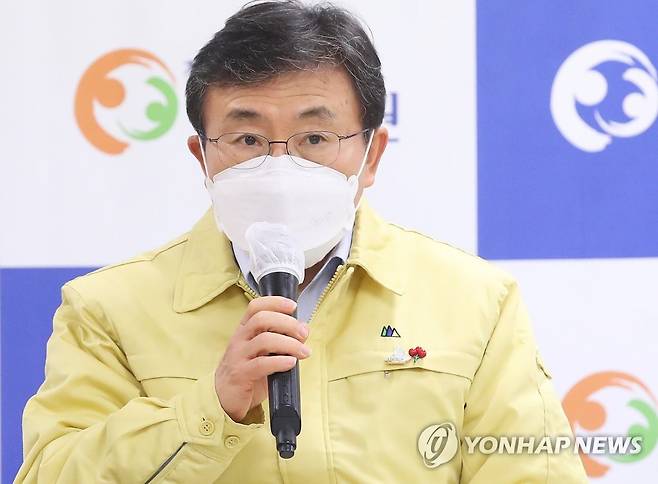 권덕철 장관, 확진자 밀접 접촉에 자체 격리 중 (평택=연합뉴스) 홍기원 기자 = 권덕철 보건복지부 장관이 신종 코로나바이러스감염증 확진 판정을 받은 직원과 밀접 접촉한 것으로 26일 알려졌다. 권 장관은 진단검사를 받고 현재 자체 격리 중인 것으로 나타났다. 사진은 권 장관이 이날 오후 신종 코로나바이러스 감염증(코로나19) 거점전담병원인 경기도 평택시 박애병원을 방문해 인사말을 하는 모습. 2021.1.26 xanadu@yna.co.kr