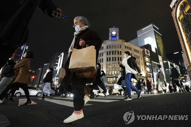 도쿄 긴자 쇼핑가 (도쿄 AP=연합뉴스) 지난 6일 밤 마스크를 착용한 도쿄 시민들이 긴자 쇼핑가의 횡단보도를 건너고 있다. leekm@yna.co.kr