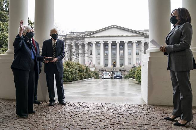 카멀라 해리스 부통령이 주재한 재닛 옐런 재무장관의 취임 선서식 모습.(사진=AFP)