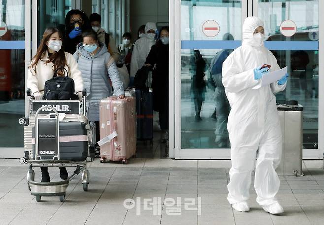 지난해 2월 인천국제공항에 도착한 중국인 유학생들이 25일 학교 관계자에게 안내를 받으며 이동하고 있다.(사진=뉴시스)