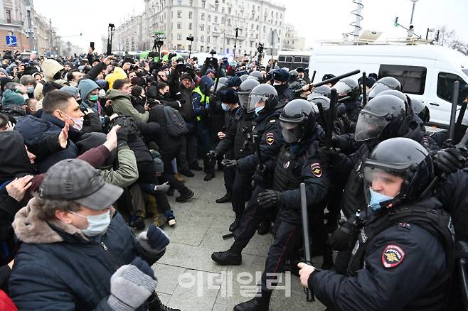 러시아 야권 지도자 알렉세이 나발니의 석방을 요구하는 시위대가 지난 23일(현지시간) 모스크바에서 경찰 병력과 대치하고 있다. (사진=AFP)