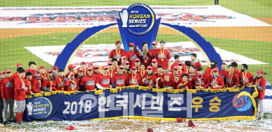 △2018년 한국시리즈 우승을 차지한 SK와이번스.(사진=뉴시스)