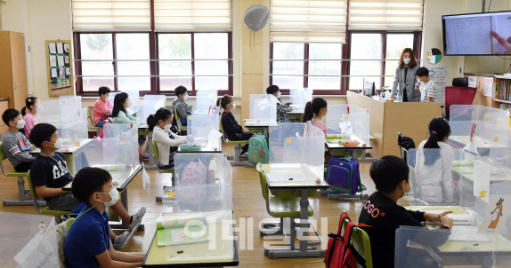 [이데일리 방인권 기자] 서울의 한 초등학교에서 학생들이 수업을 듣고 있다. (사진은 기사내용과 관련 없음)