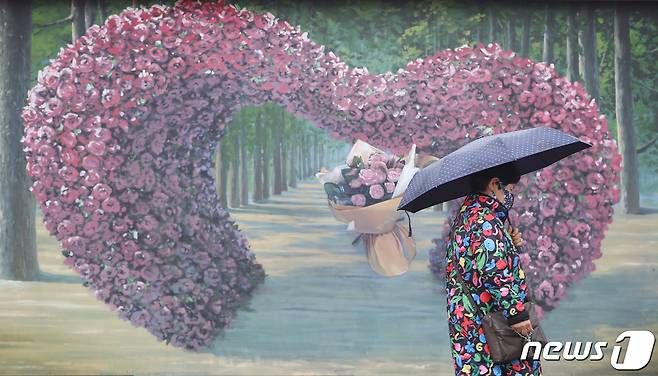 포근한 날씨 속 겨울비가 내린 26일 오전 서울 중랑구 중랑천변 장미공원 주변으로 우산을 쓴 시민들이 산책을 즐기고 있다. 2021.1.26/뉴스1 © News1 박정호 기자