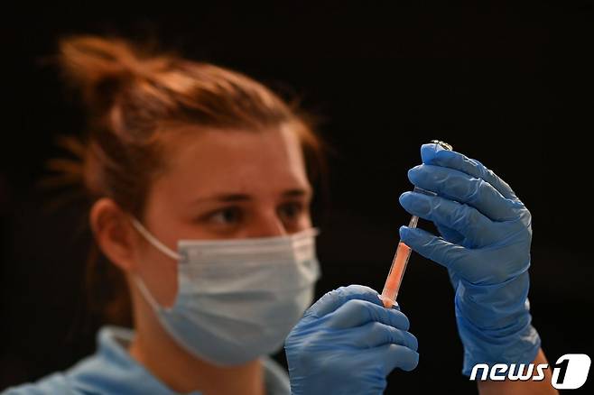 영국의 한 의료인이 백신 주사를 놓을 준비를 하고 있다.  © AFP=뉴스1