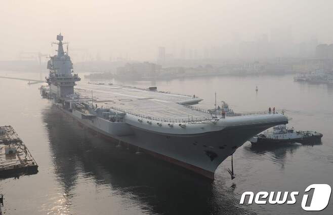 중국의 첫 국산 항공모함인 ‘산둥함’ © AFP=뉴스1