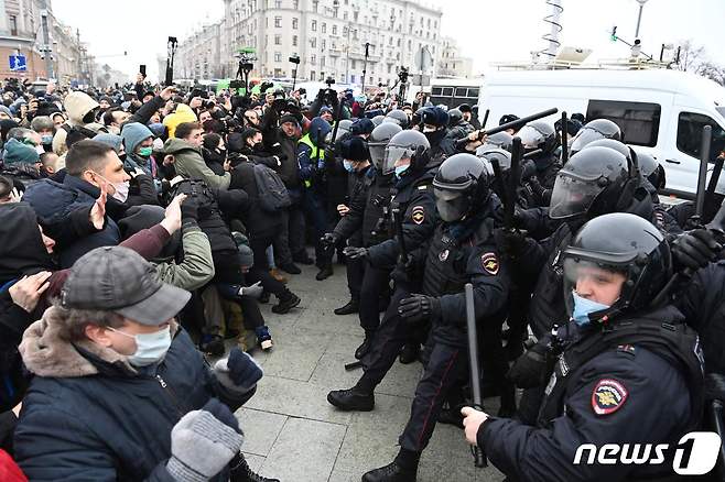 23일(현지시간) 모스크바에서 경찰이 야권 운동가 알렉세이 나발니의 석방을 촉구하는 시위대와 충돌을 하고 있다. © AFP=뉴스1 © News1 우동명 기자