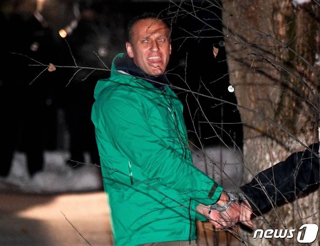 러시아 야권 운동가 알렉세이 나발니가 18일(현지시간) 독극물 중독 치료 뒤 독일서 귀국 직후 체포돼 법원의 30일간 구속 판결을 받고 모스크바 외곽 힘키 경찰서에서 호송되고 있다. © AFP=뉴스1 © News1 우동명 기자