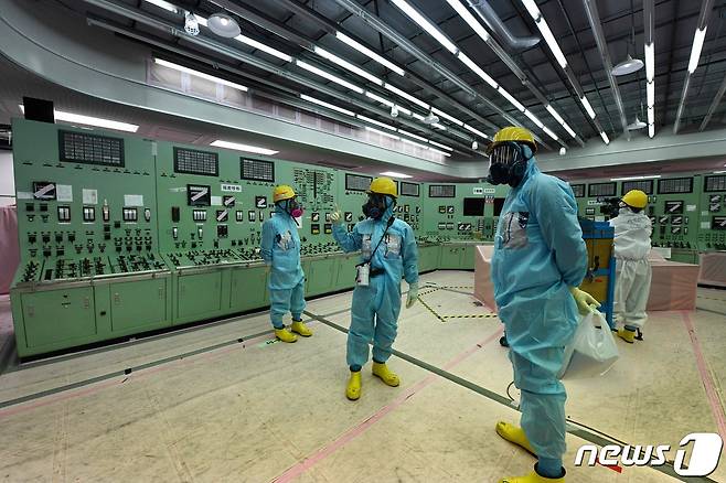 방사능 보호복을 입고 작업중인 일본 도쿄전력 후쿠시마 제1원자력발전소 직원들 <자료사진> © AFP=뉴스1