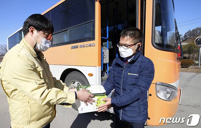 전북 임실군은 대중교통 이용객들의 불안감을 차단하기 위해 대중교통 운수종사자에게 KF94 마스크 7000장을 배부했다.(임실군 제공)2021.1.27 /© 뉴스1