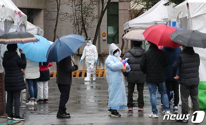 대전 서구보건소에 마련된 선별진료소에서 시민들이 검사를 받기 위해 기다리고 있다. 2021.1.26/뉴스1 © News1 김기태 기자