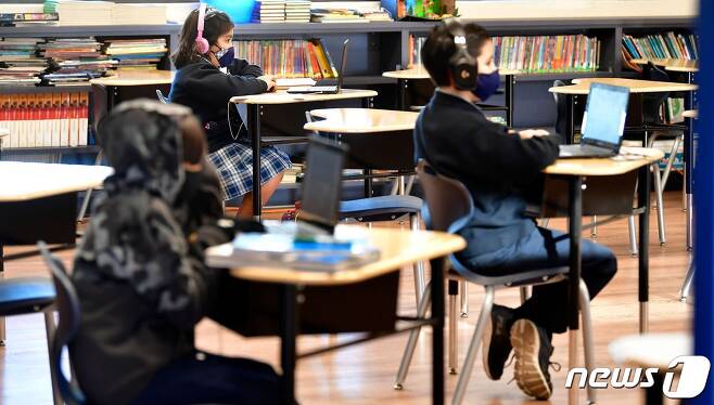 미국 캘리포니아주 라푸엔테의 초등학교에서 학생들이 노트북으로 수업을 듣고 있다. © AFP=뉴스1