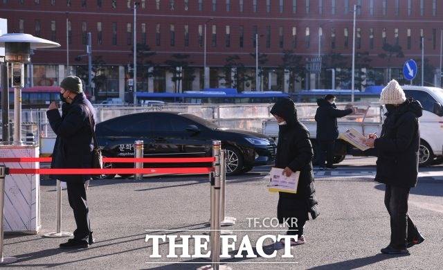 서울시는 집단감염을 발생시킨 IEM선교회 관련 유관기관을 찾고 코로나 관련 조사를 진행 중이라고 밝혔다. 서울시는 이밖에도 곳곳에서 집단감염이 여전히 발생하고 있는 것으로 확인됐다. 사진은 코로나 선별검사를 위해 줄을 서고 있는 시민들의 모습으로 기사와 관련 없음. /임세준 기자