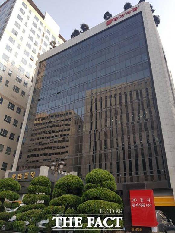 동서식품 부평공장과 인천광역시가 깨끗한 대기 질 조성을 위해 '미세먼지 저감을 위한 자발적 업무협약'을 체결했다. /더팩트 DB