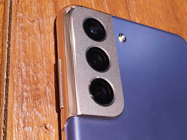 갤럭시S21 팬텀 바이올렛은 메탈로 마감된 카메라 하우징과 바디 색상을 다르게 적용했다. (사진=지디넷코리아)