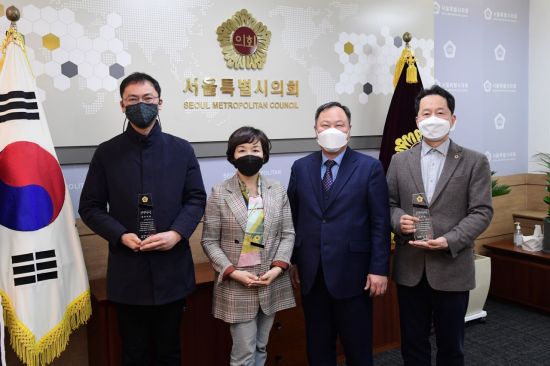 왼쪽부터 양민규 의원, 김경 의원, 김인호 의장, 임종국 의원