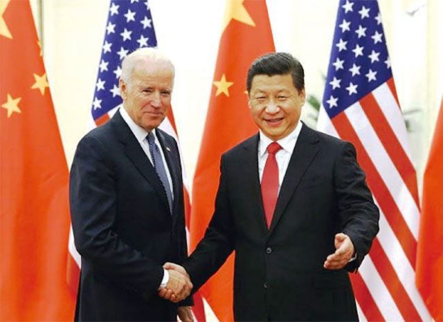 바이든 대통령이 부통령 시절인 2013년 중국을 방문해 시진핑 국가주석과 악수하고 있다./신화망