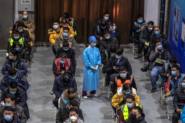 베이징에서 코로나 백신센터를 방문한 중국인들이 대기하고 있다/EPA 연합뉴스