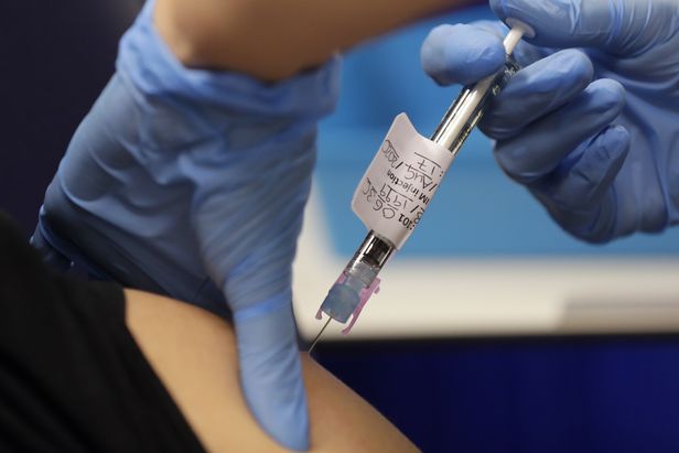 영국 런던 한 시민이 이달 초 코로나19 백신 주사를 맞고 있다. AP/연합뉴스 제공