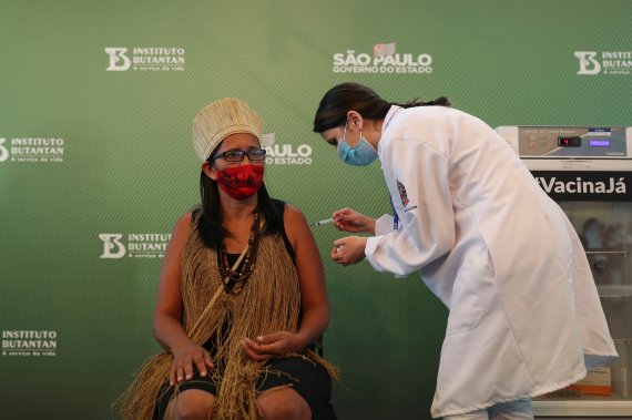 브라질의 한 여성이 중국산 코로나19 백신인 시노백을 접종하고 있다. /사진=로이터뉴스1