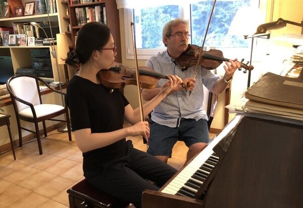 2018년 7월 스페인 바로셀로나에 있는 자우메 카브레 작가의 집을 방문한 권가람(왼쪽)씨는 취미가 같은 카브레(오른쪽)와 함께 즉석에서 바이올린을 연주하기도 했다. 권가람씨 제공