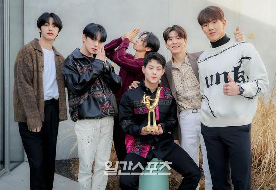 Group Monstarr X has photo time before appearing on Idol Wonder Park, which will be held on Contactless on the afternoon of the 27th.