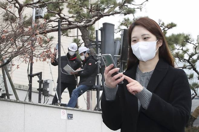 KT 직원들이 서울 종로구 KT 광화문사옥에 시범적으로 구축한 5G 단독모드(SA) 네트워크를 이용해 체감품질을 점검하고 있다.  [사진=KT]