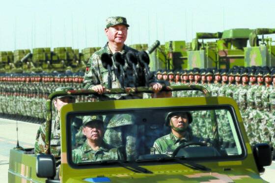 2017년 7월 시진핑 중국 국가주석(왼쪽 사진 가운데)이 중국 네이멍구 주르허 훈련기지에서 인민해방군 창군 90주년 열병식에 참석해 군대를 사열하고 있다.  [AP]
