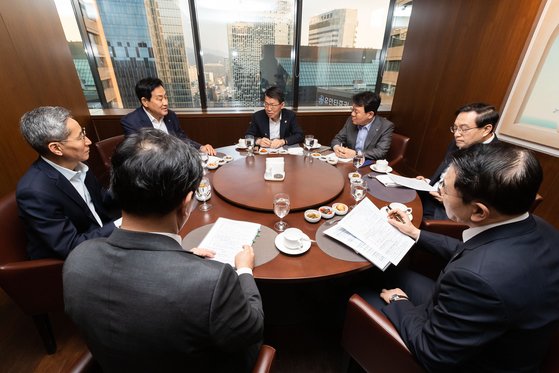 은성수 금융위원장이 지난해 3월 2일 서울 중구 은행연합회에서 5대 금융지주와 조찬 간담회를 열고 코로나19 피해 지원 방안을 논의하고 있다. 금융위원회