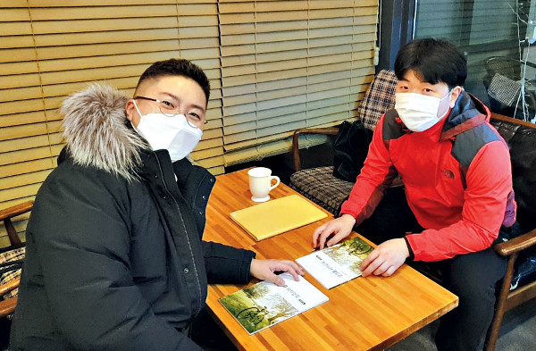 김태원 집사(왼쪽)가 지난 22일 경기도 수원 한 카페에서 제자양육을 하고 있다.