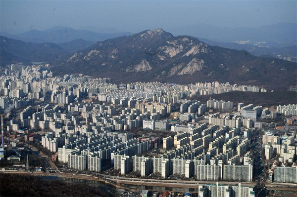 작년 전국 고가 아파트와 저가 아파트 가격 격차가 역대 최대로 벌어졌지만 서울은 도봉구도 전용면적 84㎡형이 10억원을 돌파해 격차가 줄었다. 사진은 도봉구 아파트촌 전경. [사진 = 매경DB]